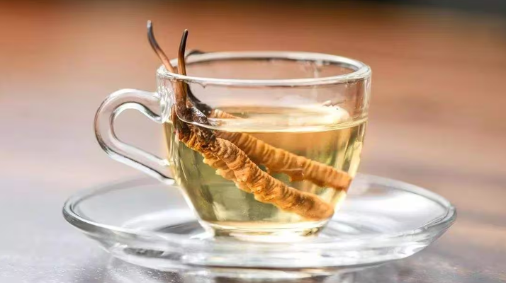 一杯蟲草水，健康新滋味：冬蟲夏草泡水喝的奇妙功效